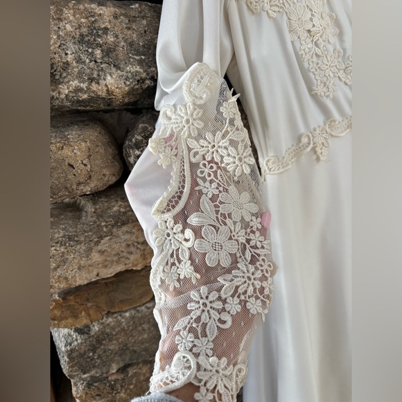 Vintage ecru and satin Ivory/ White Lace Trimmed
Wedding Dress - Picture 3 of 9